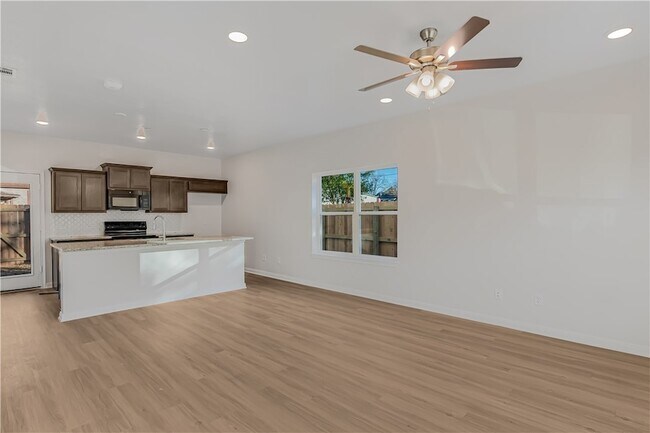 Building Photo - 601 W 24th St