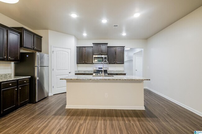 Building Photo - 1080 Park View Dr