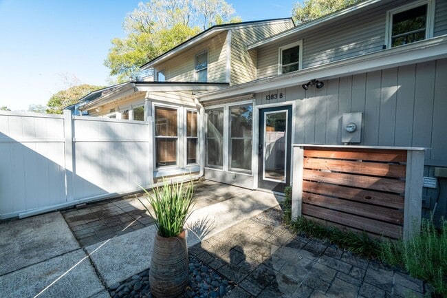 Building Photo - Modern Comfort on James Island!