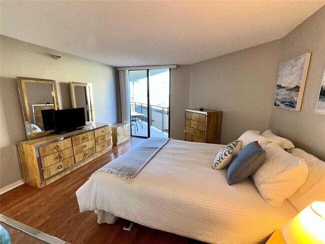 Building Photo - 690 Island Way