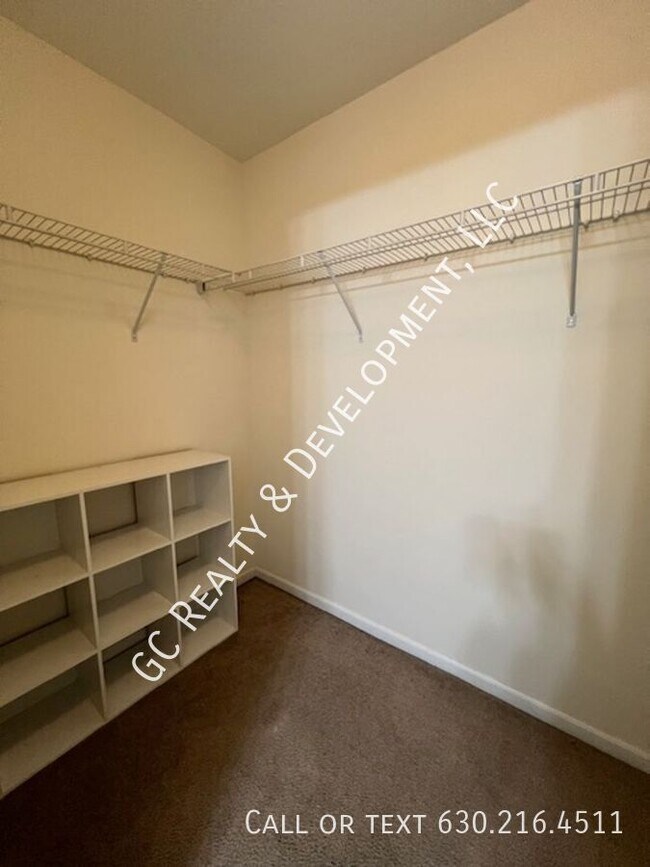 Building Photo - 2522 Dunraven Ave