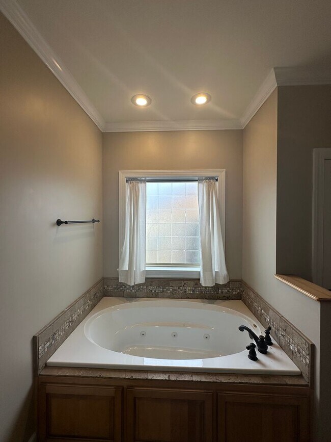 Building Photo - Shell Landing East!!! FRESH PAINT!!! NEW FLOORING!!!