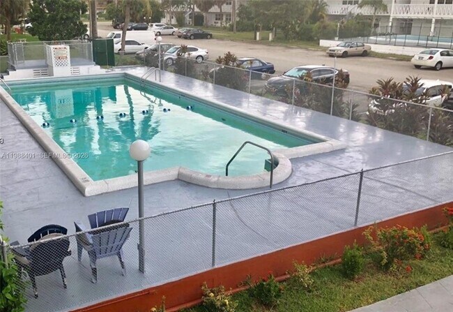 Building Photo - 1450 NE 170th St