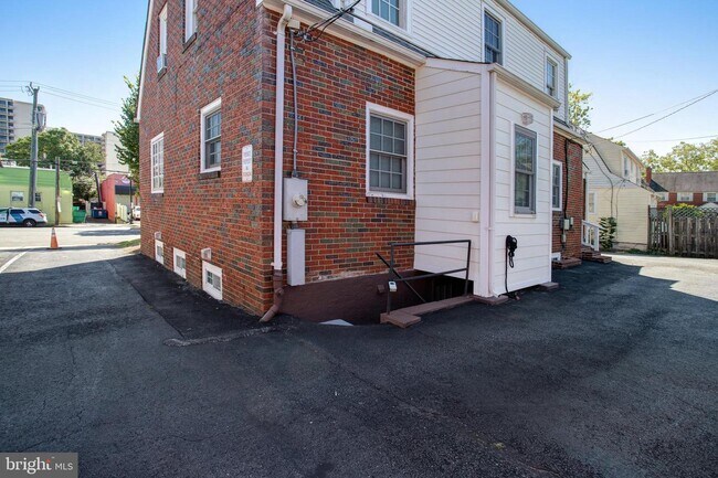Building Photo - 2316 S Eads St
