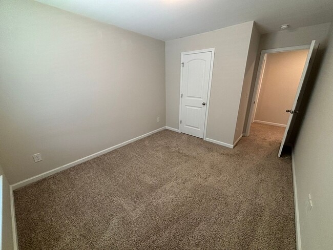Building Photo - 377 Baymont Dr