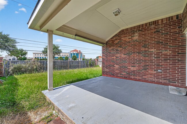 Building Photo - 5615 Brookhollow Oaks Trail