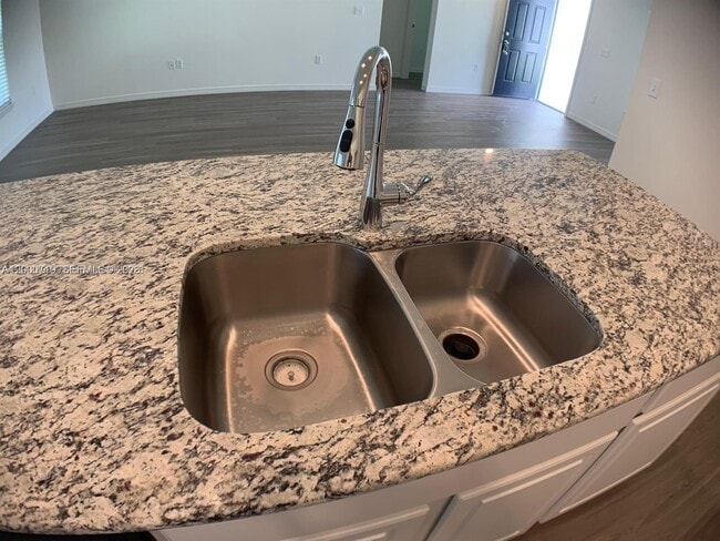 Building Photo - 2217 SW Halissee St