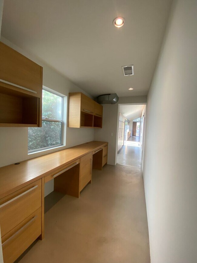 Building Photo - M340 - Miller