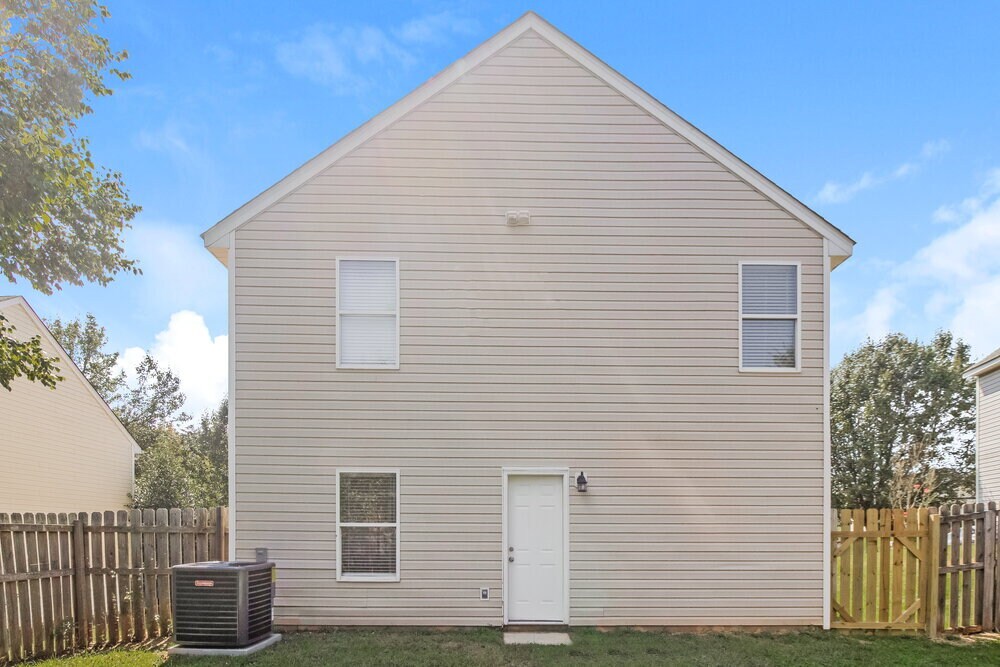 Building Photo - 113 Daventry Pl