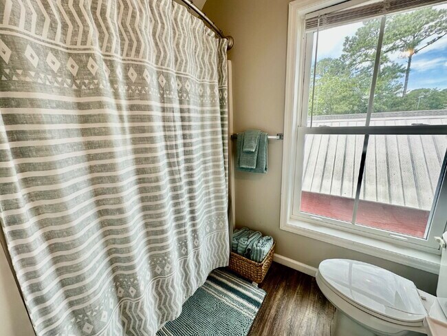 Building Photo - Fully Furnished One Bedroom Apartment in t...