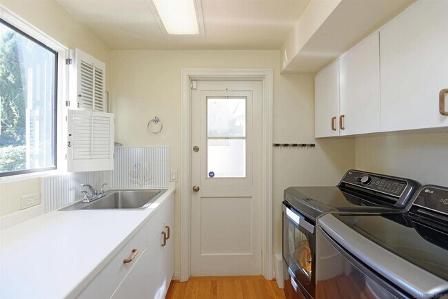 Building Photo - 3125 Qualtrough St