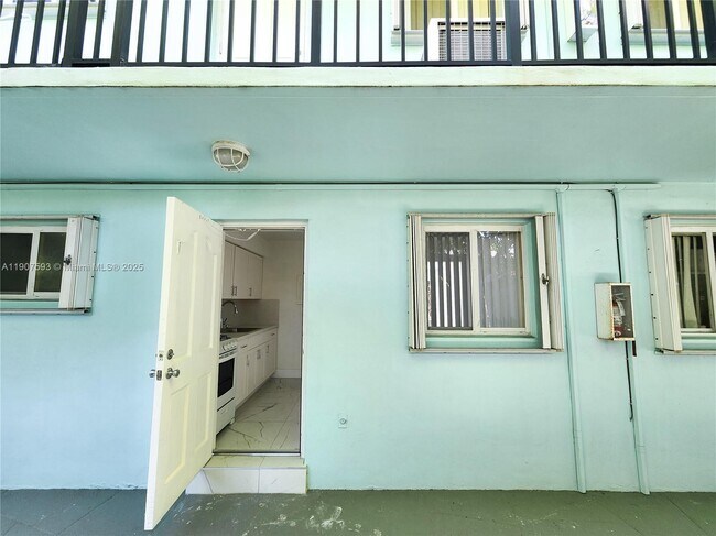 Building Photo - 2465 SW 27th St