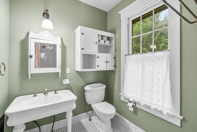 Building Photo - 4 Bed 3.5 bath - Kensington Victorian - Mo...