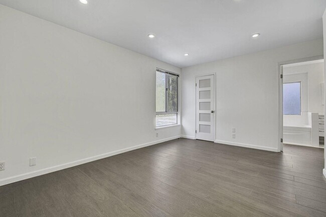 Building Photo - 312 N Alamo Dr