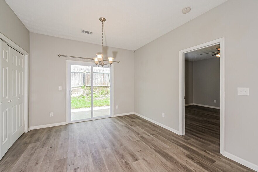 Building Photo - 444 Village Bluff Dr