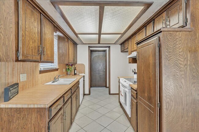 Building Photo - Adorable Yukon Home