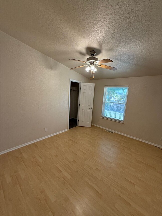 Building Photo - Move In Ready - Spacious Manufactured Home in Foothills!