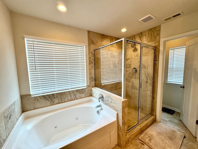 Building Photo - Spacious Suffolk Home in Desirable Bennett...