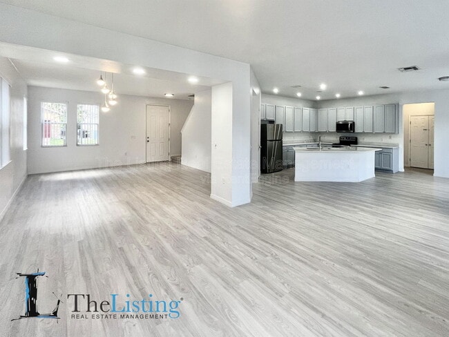 Building Photo - 613 Alfani St