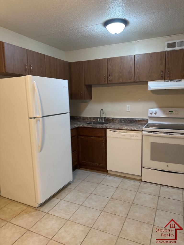 Building Photo - 915 S Seminole Dr