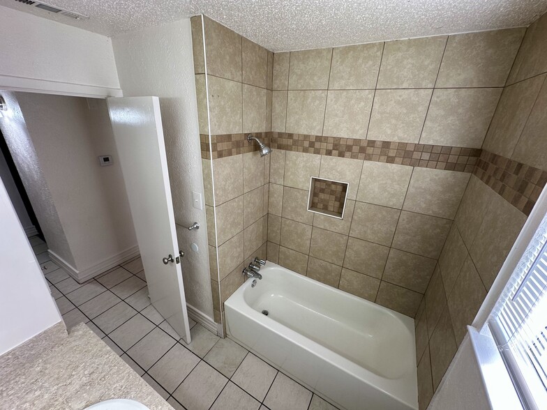 Hall Bathroom - 2012 Hurstview Dr