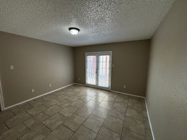 Building Photo - 2 bed 2 bath townhome