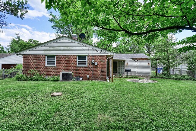 Building Photo - Lovely Large 3 Bedroom 1 1/2  Bath Ranch Style Home