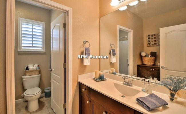 Building Photo - Spacious 3BR/2BA House Near Shopping & Dining