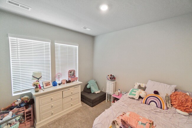 Building Photo - 4 Bed 2 Bath Single Family Home in Cheney!!