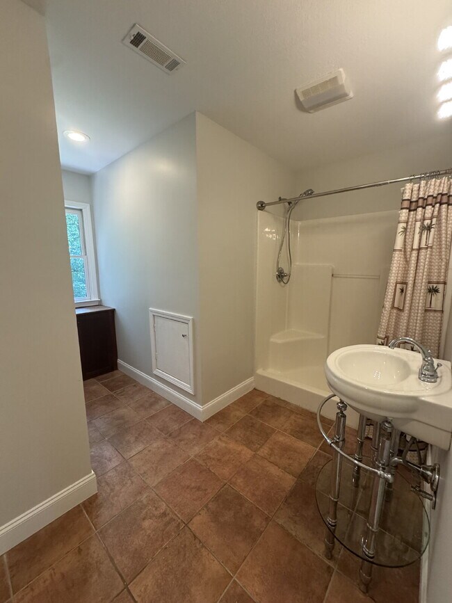 Building Photo - Beautiful Home Available Immediately in Se...