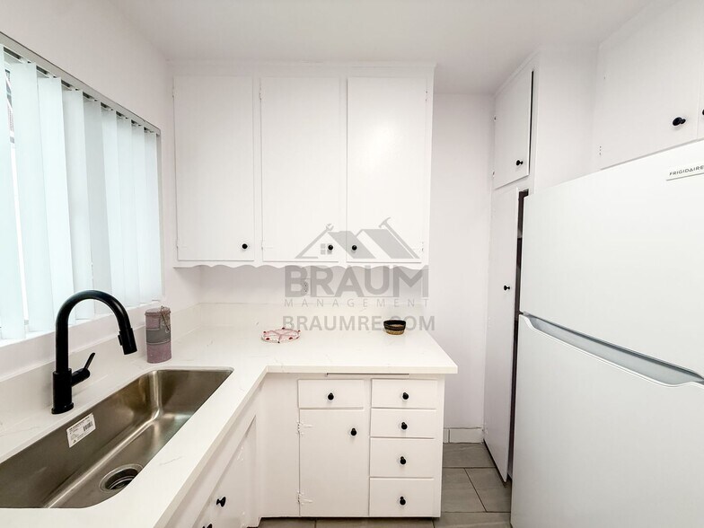 Building Photo - 5917 Laurel Canyon Blvd