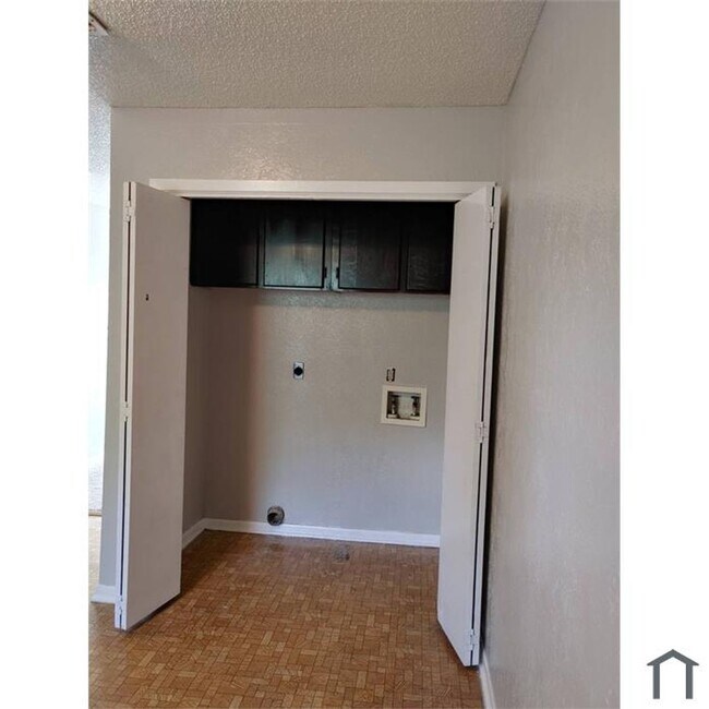 Building Photo - 2/1 Apartment Close to Elementary School