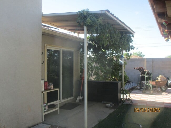 Building Photo - NW 4 BR Home large yard/outdoor space