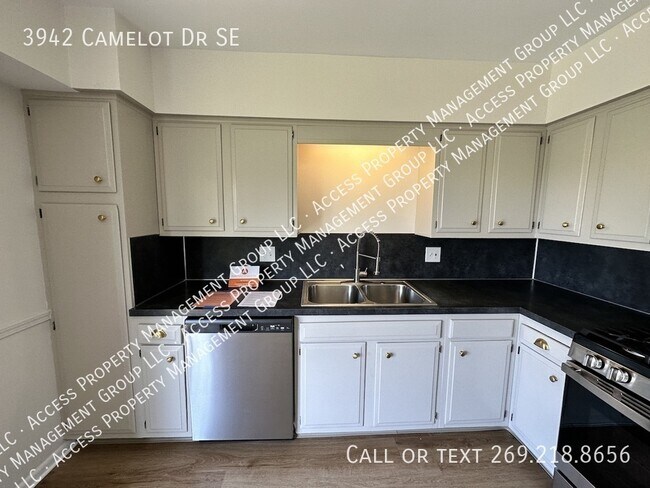 Building Photo - 3942 Camelot Dr SE
