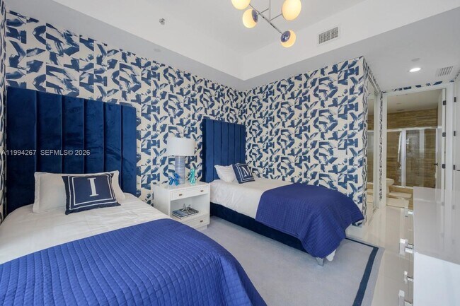 Building Photo - 15811 Collins Ave