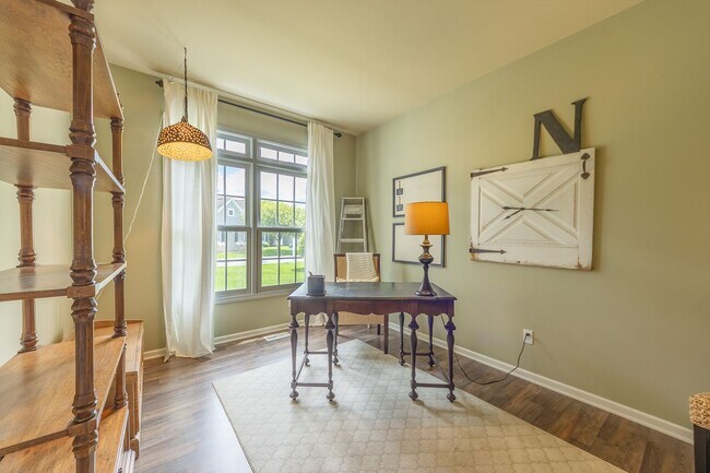 Building Photo - Fully Furnished Executive Condo