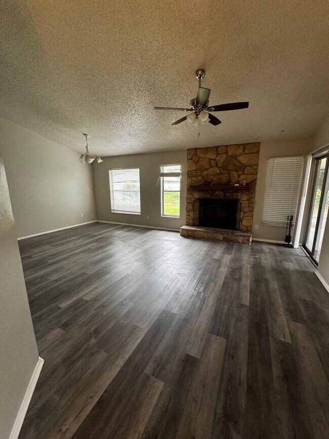Building Photo - Updated & Spacious Home