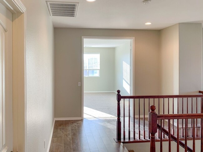 Building Photo - Large 5-Bedroom Home in the Heart of Lake ...