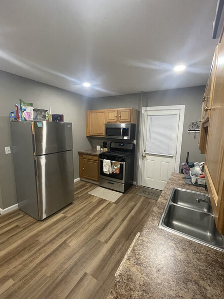 Stainless steel appliances - 803 Magee St