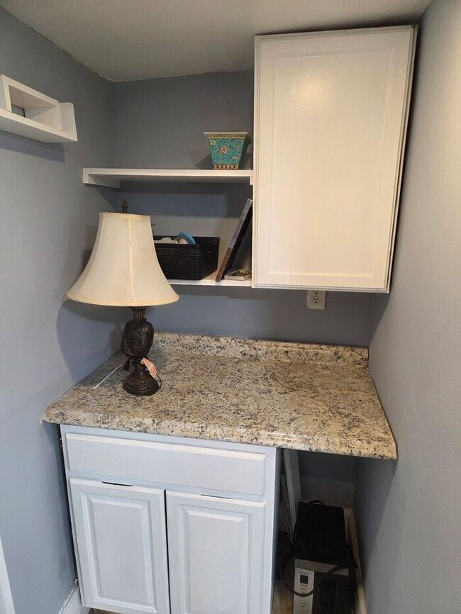 Building Photo - Spacious 3.5 BDR Apartment with Closed Fro...