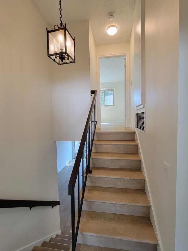 Building Photo - Torrance Townhouse for LEASE | 3 Bed/2 Bat...