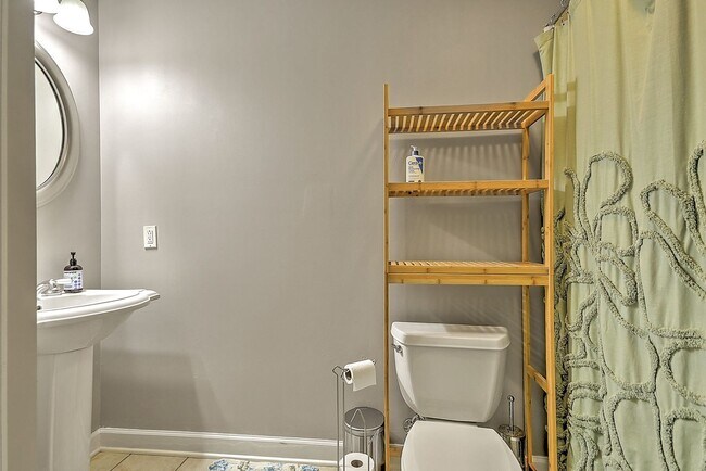Building Photo - Spacious 5-Bedroom, 5-Bath Home for Rent in Shadowwood