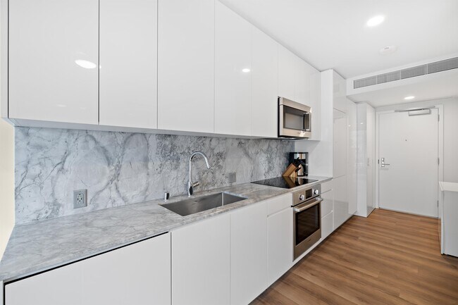 Building Photo - 987 Queen St