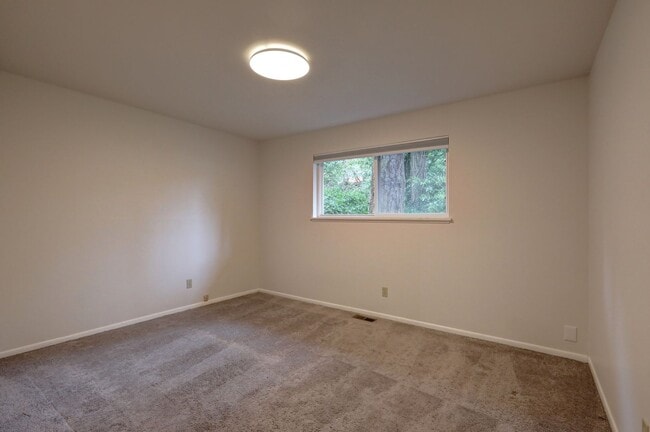 Building Photo - Classic Bellevue 3bd, 1.5ba Rambler Located in Perfect Enatai Location!