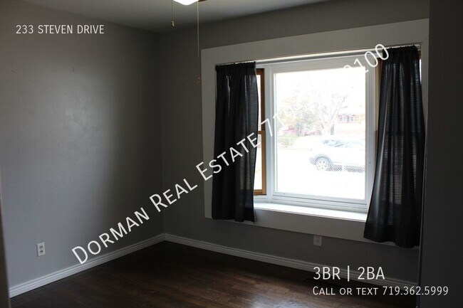 Building Photo - 3 bedroom, 2 bath open concept