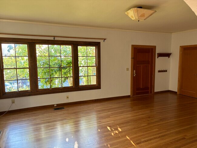 Building Photo - 6448 Benvenue Ave