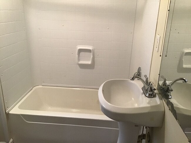 Building Photo - Recently Upgraded 3 Bedroom in Downtown Ro...