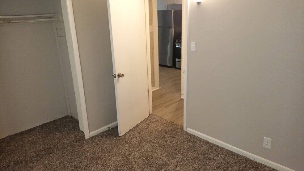 Building Photo - 2441 N Oswego Ave