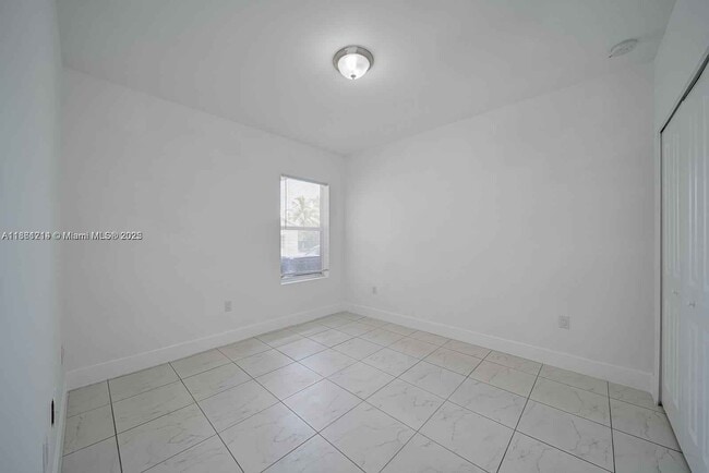 Building Photo - 14750 NE 7th Ave