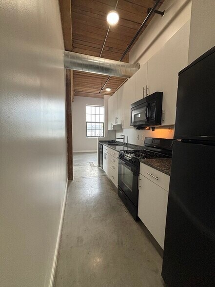 Primary Photo - 85 Gerrish Ave